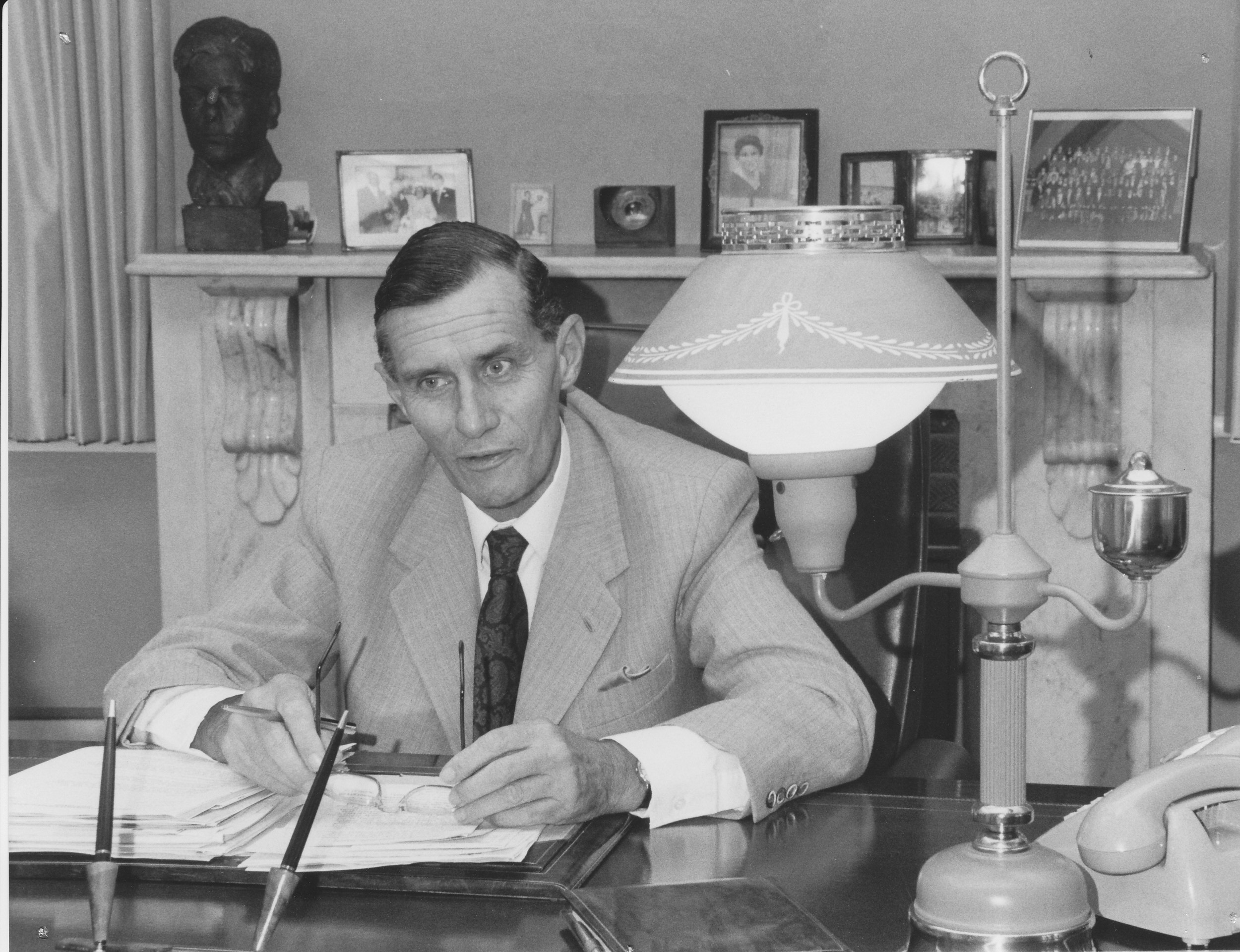 1986-KWJ-in-study2.jpg?mtime=20170810004605#asset:616