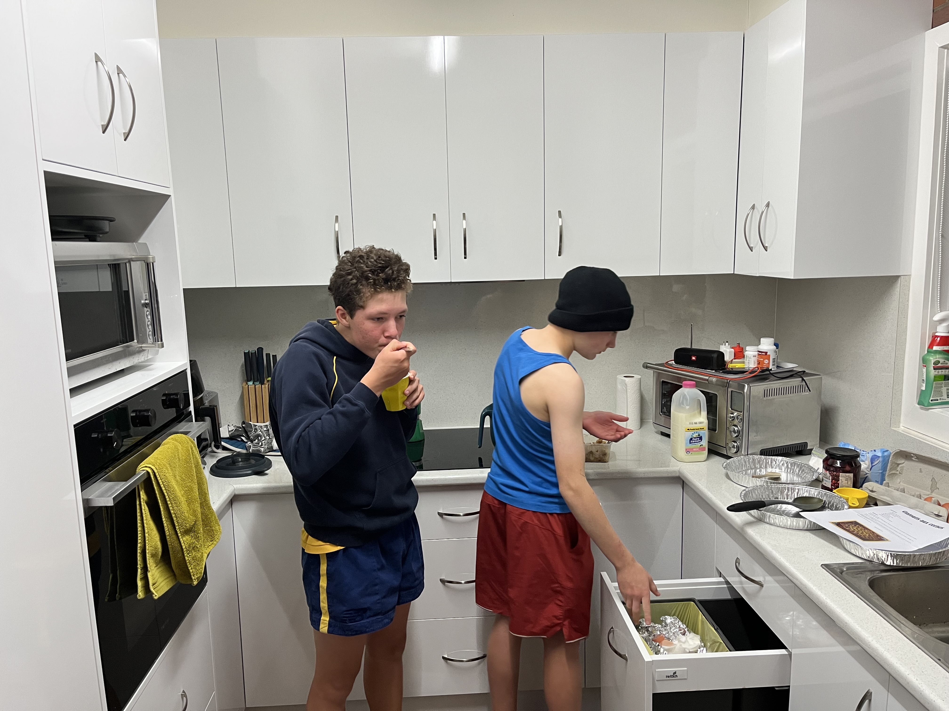 Monsieur Maunder et Monsieur Newell - dans la cuisine